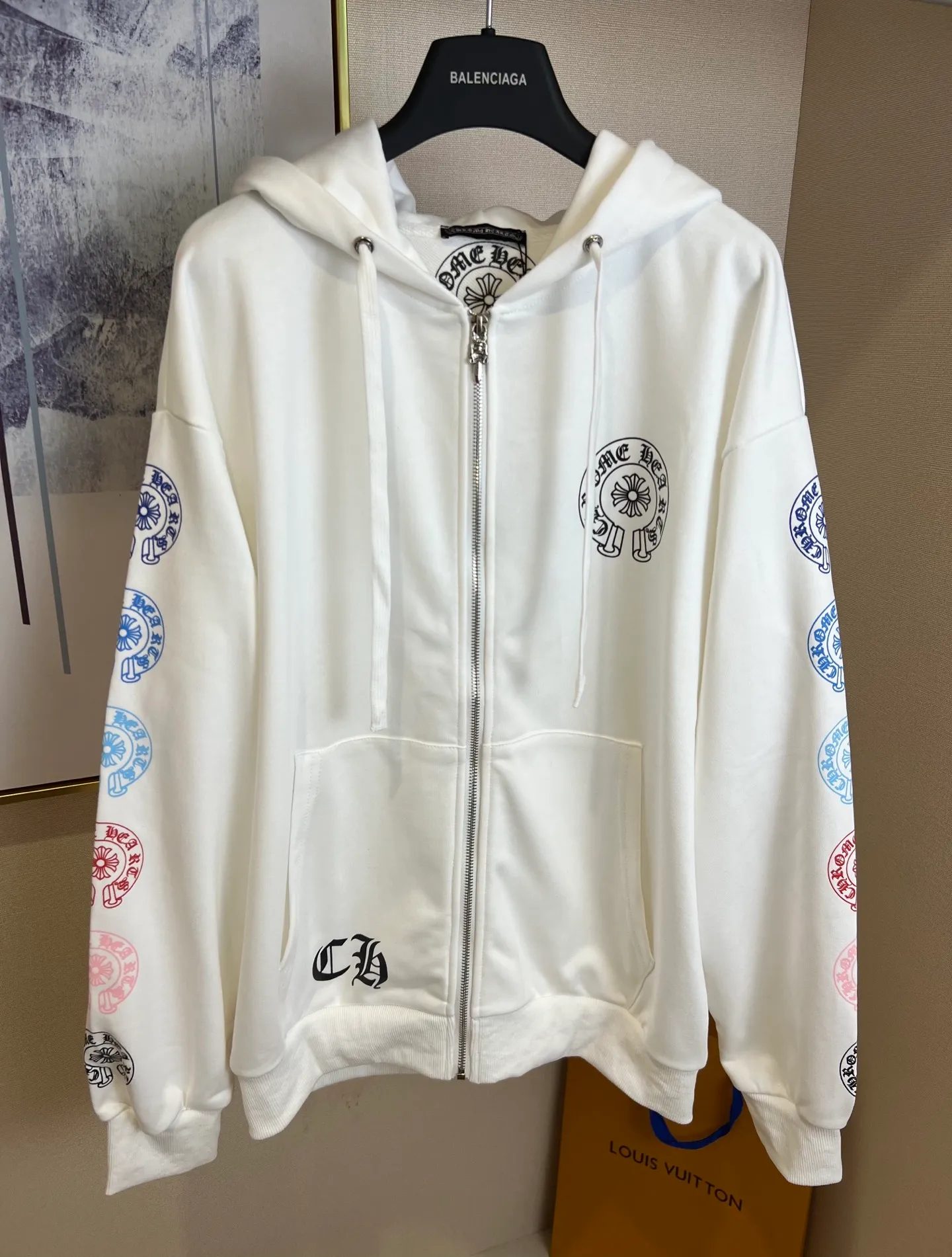 P360 Size: S/M/L/XL White/Black Unisex Chrome Hearts classic colorful horseshoe zipper sweatshirt jacket, customized fabric Sanskrit contrasting color Large and comfortable version The color combination is super nice! Full of high-end, so handsome, and a must-have, it’s worth buying!  ⚠️Washing method: For pure cotton products, please wrap the laundry bag inside out and machine wash quickly in cold water! ! Do not soak/wash in warm water!